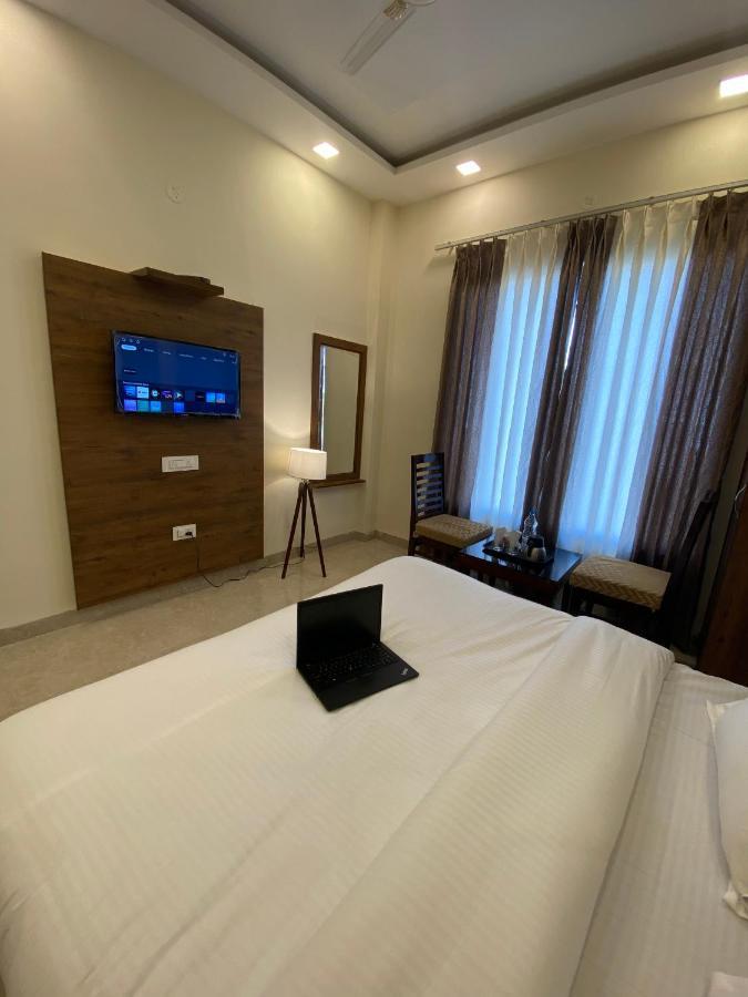 Hotel Woodlark Zirakpur - A Peaceful Stay Exterior photo